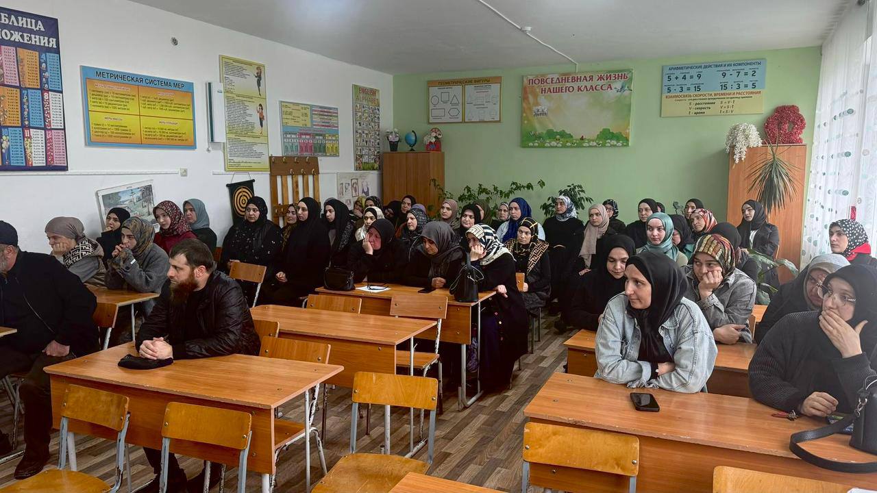 Безопасность в интернете, ответственность родителей, ОГЭ/ЕГЭ: родительское собрание в Майданской школе..