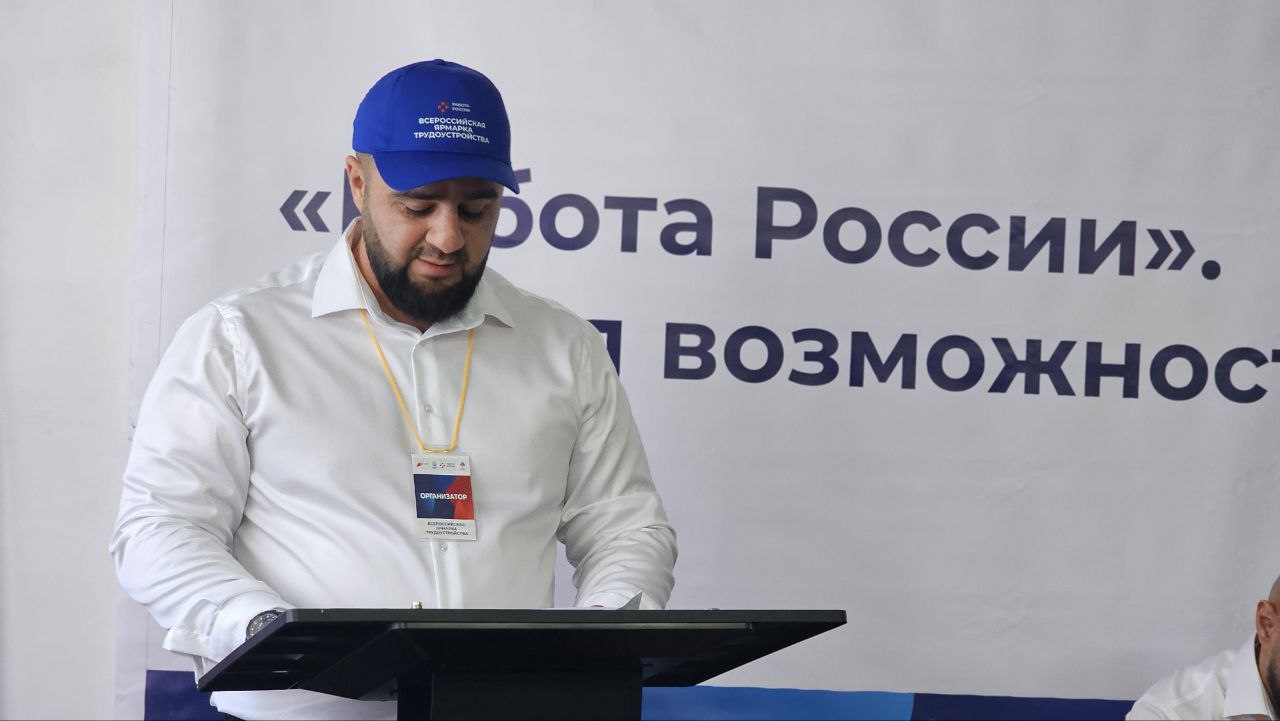Ярмарка труда &quot;Работа России — Время возможностей&quot; прошла в Унцукульском районе, объединив работодателей и соискателей, а также подарив детям участников СВО праздничные выступления и подарки..