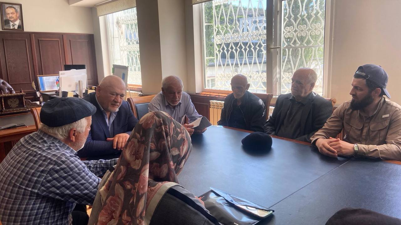 Глава Унцукульского района провел встречу с жителями зоны затопления для обсуждения поддержки и компенсаций..