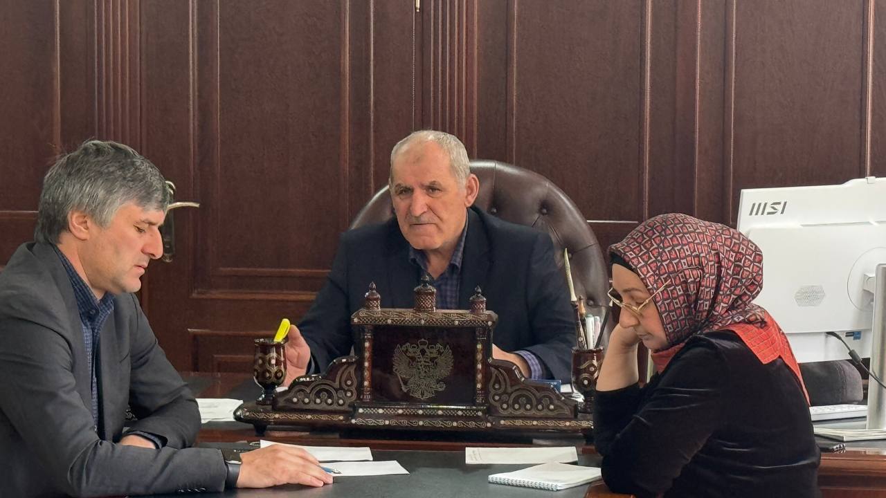 В администрации Унцукульского района проведено очередное аппаратное совещание под руководством заместителя главы МО &quot;Унцукульский район&quot; Карамагомеда Гаджиевича..