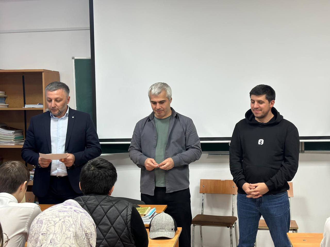 Безопасность подростков: встреча экспертов ДГУ с учащимися Шамилькалинской школы о буллинге и экстремизме..