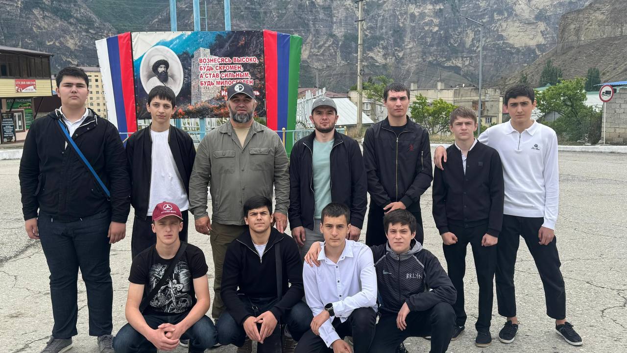 Молодёжный отдел Унцукульского района совместно с волонтёрами и партией Единая Россия провели патриотическую акцию «Георгиевская ленточка» в Шамилькале к 80-летию Дня Победы..