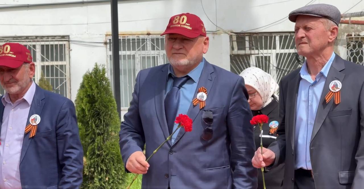 В Унцукульском районе торжественно отметили 80-летие Победы: возложение венков, Бессмертный полк и память героев..