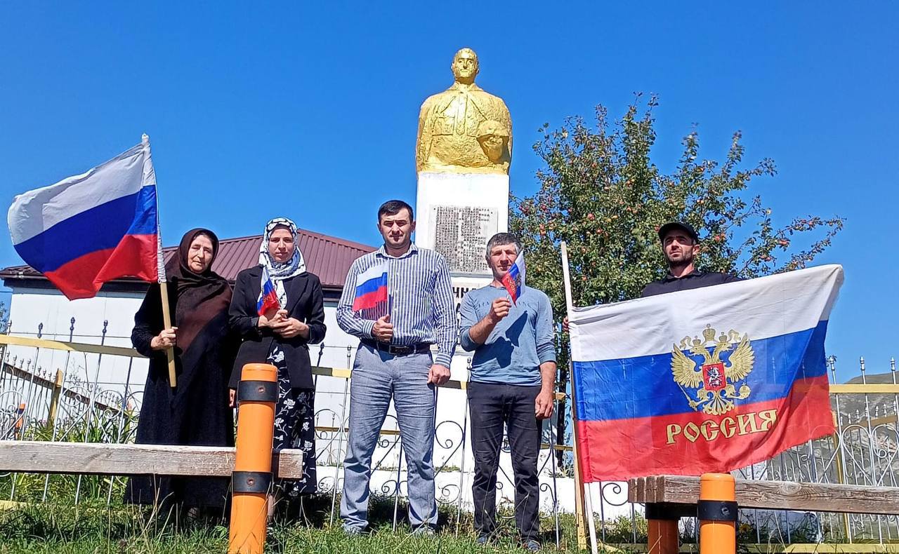 В детских садах, библиотеках и культурно-досуговых центрах поселений Унцукульского района прошли мероприятия, посвященные Дню Государственного флага России.