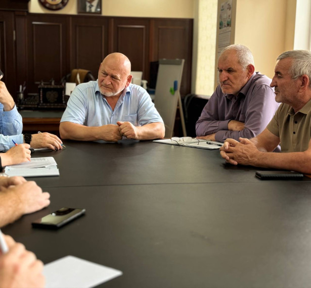 Глава Унцукульского района Иса Нурмагомедов провел рабочее совещание. Глава Унцукульского района Иса Нурмагомедов провел рабочее совещание.