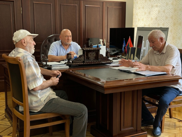 Иса Нурмагомедов, глава Унцукульского района, провёл встречу с представителями села Унцукуль. Иса Нурмагомедов, глава Унцукульского района, провёл встречу с представителями села Унцукуль.