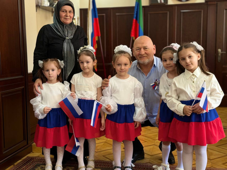 Воспитанники детского сада "Ромашка" села Унцукуль Унцукульского района посетили районную администрацию. Воспитанники детского сада "Ромашка" села Унцукуль Унцукульского района посетили районную администрацию.